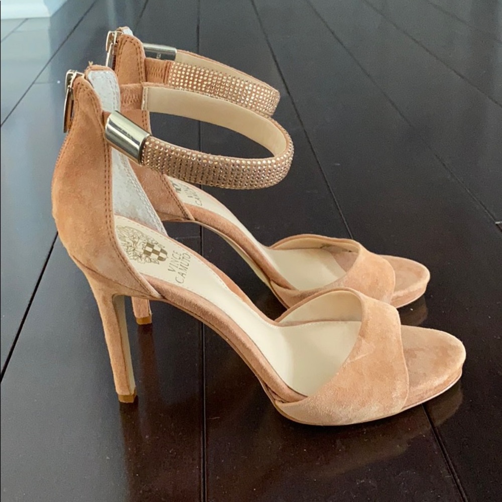 NEW VINCE CAMUTO TAN SUEDE HEELS.
